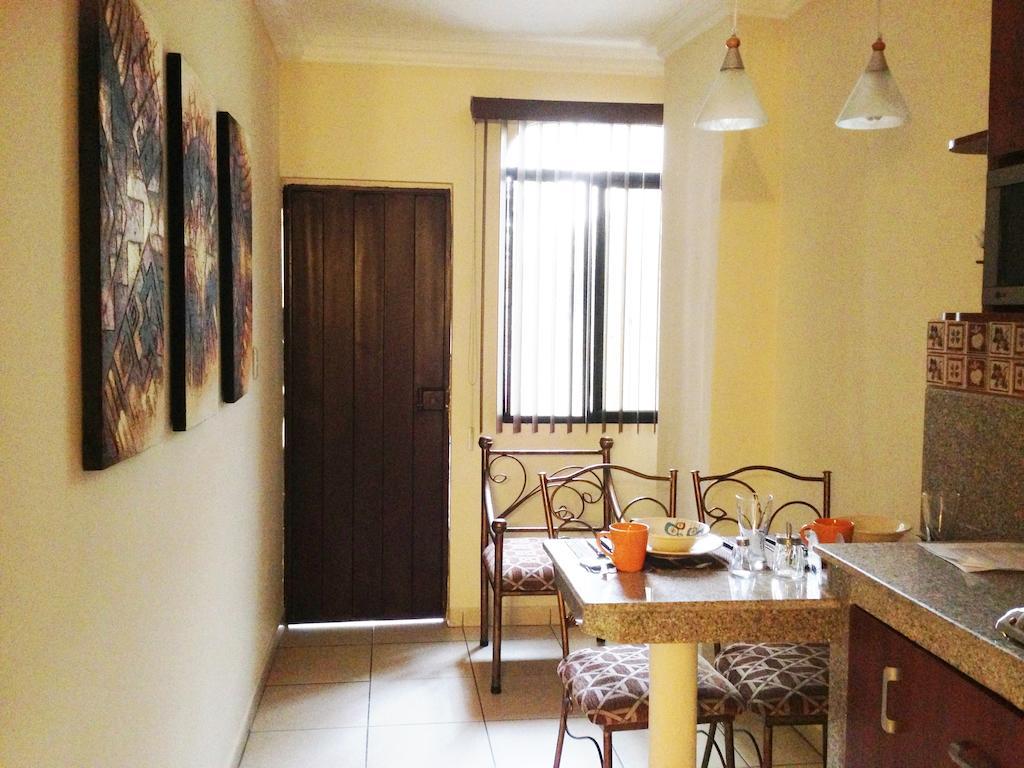 El Patio Suites II Guayaquil Room photo